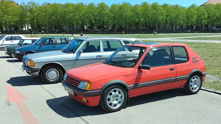 Peugeot_205GTI_01a.jpg
