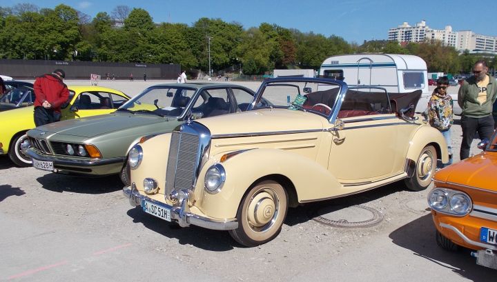 Mercedes_220S_04a.jpg