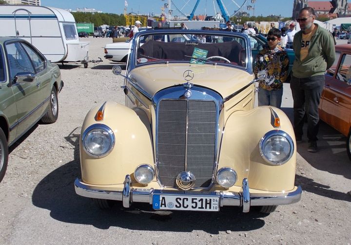 Mercedes_220S_04b.jpg