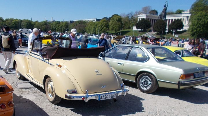 Mercedes_220S_04c.jpg