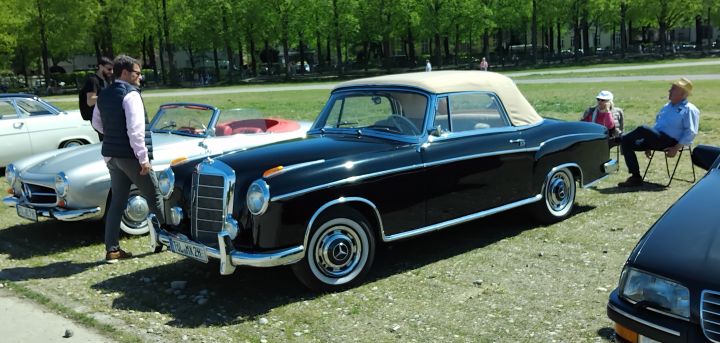 Mercedes_220S_0a.jpg