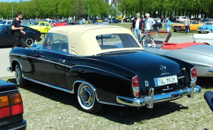 Mercedes_220S_03b.jpg