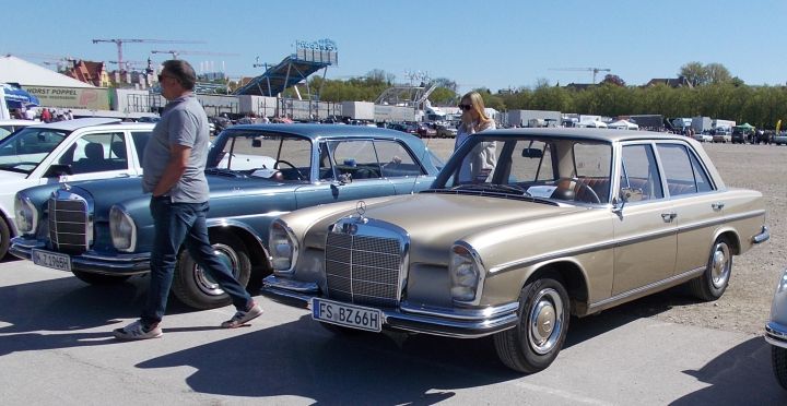 Mercedes_220SE_04a.jpg