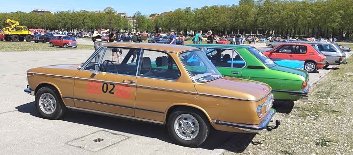 BMW_2002_02a.jpg