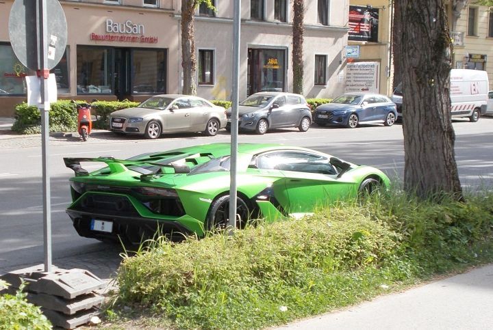 Lambo_Aventador_01b.jpg
