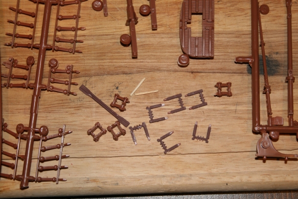 Die kleinen unlackierten Holzteile in der Mitte des Bildes sind Ersatz für die bereits verloren gegangenen Nagelbretter (ich glaube, so heißen die)