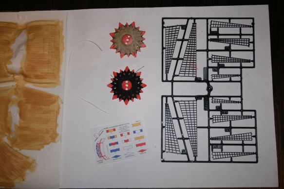 Die Segel wurden bereits vor 7 Jahren angestrichen und sind jetzt sehr brüchig geworden.<br />Mal sehen, was ich noch draus mache.