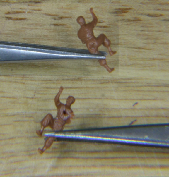 Der Arme, er leidet unter einem Treffer von einer Kanonenkugel im Brustkorb<br />und den Ar... wurde ihm auch schon weggeschossen. Und das noch vor dem ersten Einsatz.<br />Durch den schnellen chirurgischen Eingriff mittels Plasto, einem Skalpell und 600er Schleifpapier <br />konnte der Arme dann doch noch gerettet werden.