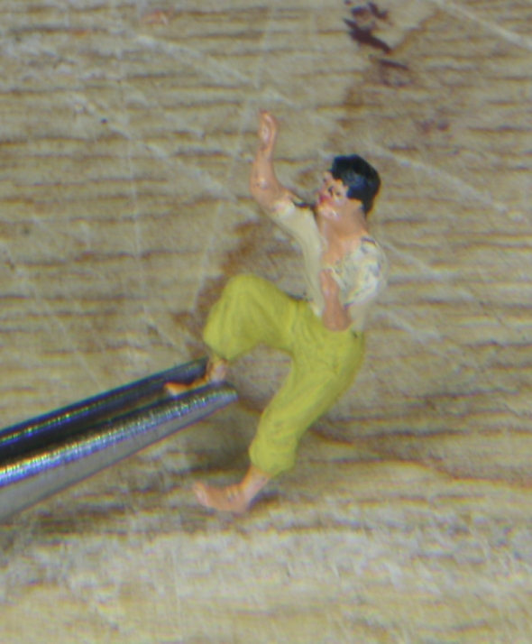 Der Mund besteht aus Klarrot von Revell. Die Farbe zieht gute Fäden, den ich dann über den angedeuteten Mund gelegt habe. <br />Im ersten Versuch hatte er einen Schmollmund und sah eher aus wie eine Gummipuppe von Beate Uhse. <br />Aber mit 'nem Skalpell konnte ich das Gesicht noch retten.<br />Die Augen habe ich versucht, mit Hilfe eines Ein-Borsten-Pinsels anzudeuten.