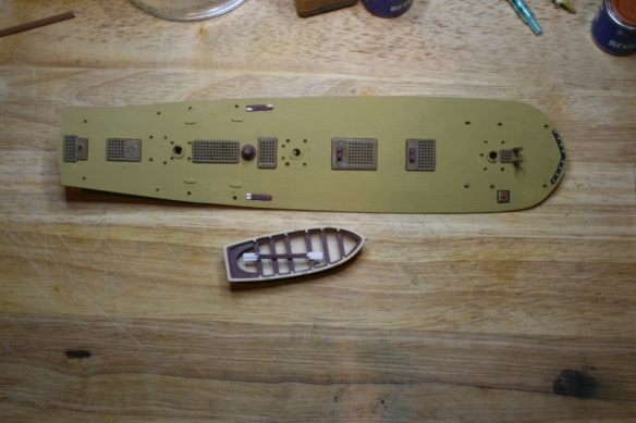 Das Deck ist 2x gestrichen, jetzt muss es nur noch geschrubbt werden.<br />Das Beiboot ist auch fertig, leider fehlt hier auch schon das zweite Paar Ruder.<br />Naja, muss sich der Rest halt etwas mehr in die Riemen legen.