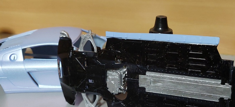 Das Blau am Boden, so war der ganze R8... Die schwarzen Außenkanten sind mit 2xAirbrushhauch schön blau geworden