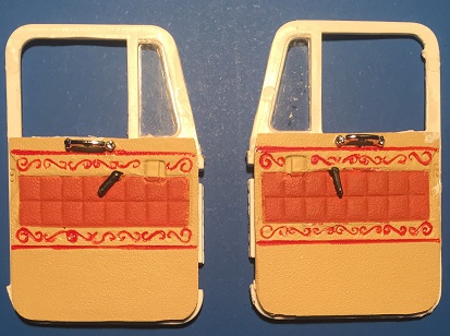 Die Türpanels habe ich versucht auch etwas aufzubrechen um das Einheitliche zu verstecken. Die Braunrote Farbe ich mir selbst zusammengestellt bis ich ungefähr den Ton hatte und soll Cognacfarbenes Leder darstellen. Aber muss dazu sagen dass die Türen noch nicht ganz fertig sind. Habe gerade noch ein paar Verbesserungen gesehen. Hoffe es gefällt