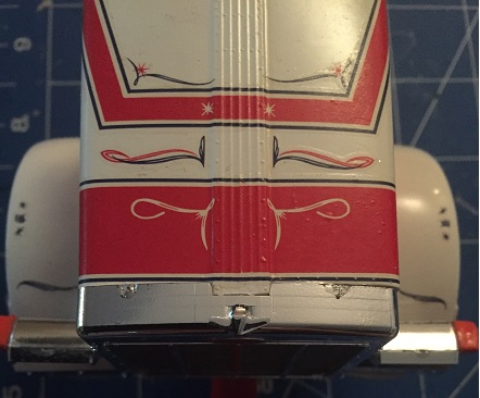 Hier wollte ich euch nur den kleinen unterschied zwischen dem Edding (Linke Ausbesserung)den Christian mir vorgeschlagen hat und der Silber Nummer 90 von Revell (Rechte Ausbesserung) zeigen.