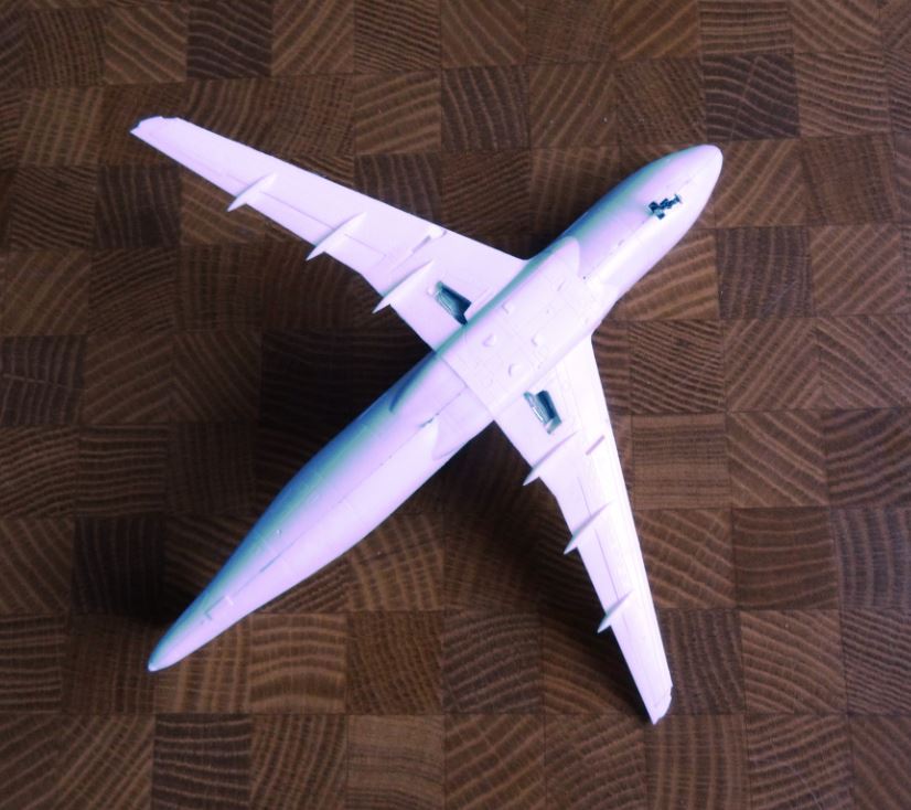 Der zusammengesetzte Rohbau, die vorgefertigten Höhenruder werden erst nach Fertigstellung der Hauptbaugruppe als letzter Bauschritt angeklebt.