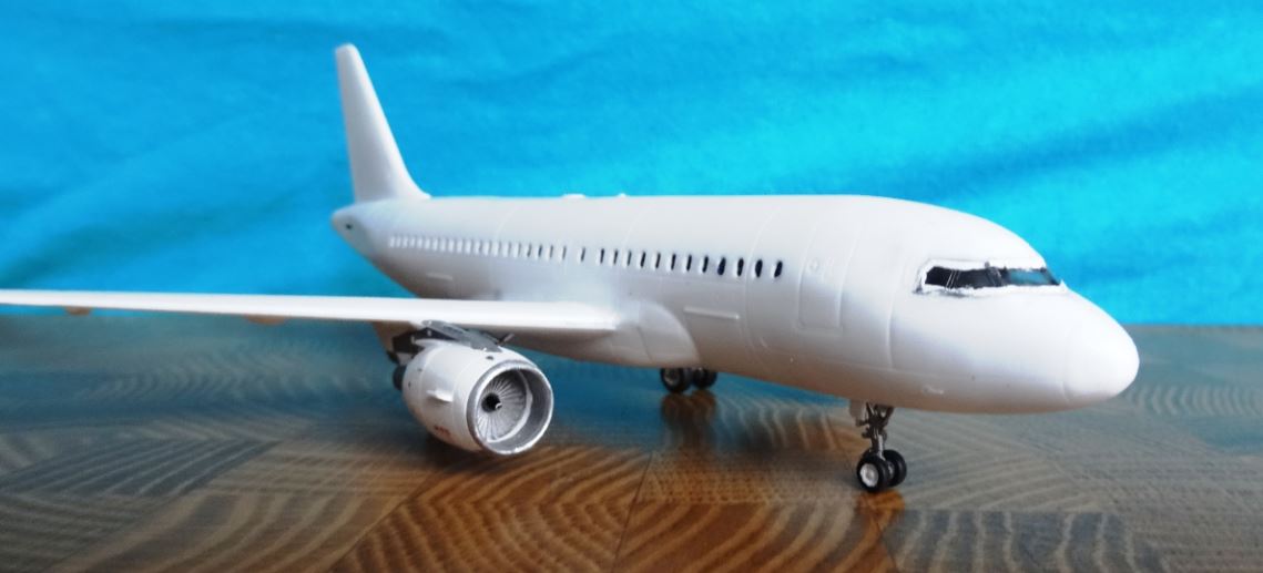 Die Cockpitverglasung ist eingebaut und verschliffen. Bemalung erfolgt mit Komplettlackierung