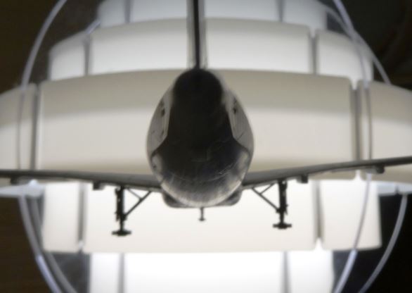 Dieses UFO kam in friedvoller Absicht und hat beim Ausrichten der Fahrwerke geholfen.