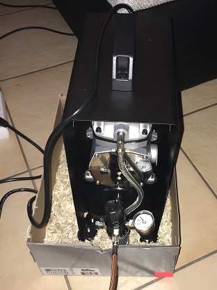 Sparmax Kompressor. Habe ihn in eine Kiste mit Hanfeinstreu gestellt, damit ich die Vibrationen eindämmen kann, da ich im Augenblick noch in einer Mietwohnung wohne. Muss aber dazu sagen dass er richtig ruhig läuft und er sein Geld wert ist.