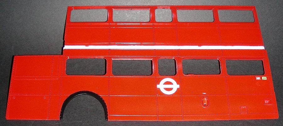 Das rechte Seitenteil muss als erstes montiert werden. Das London Bus Symbol der TfL hab ich selbst angefertigt, nachdem mir eine der "London Transport"-Beschriftungen kaputt ging. Passt zeitlich auch besser zur WWRY - Beschriftung.