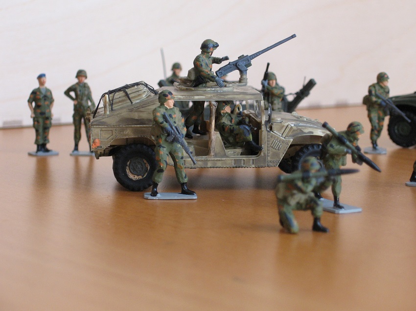 Humvee mit ausgehängten Türen (verzurrt auf Kofferraum)