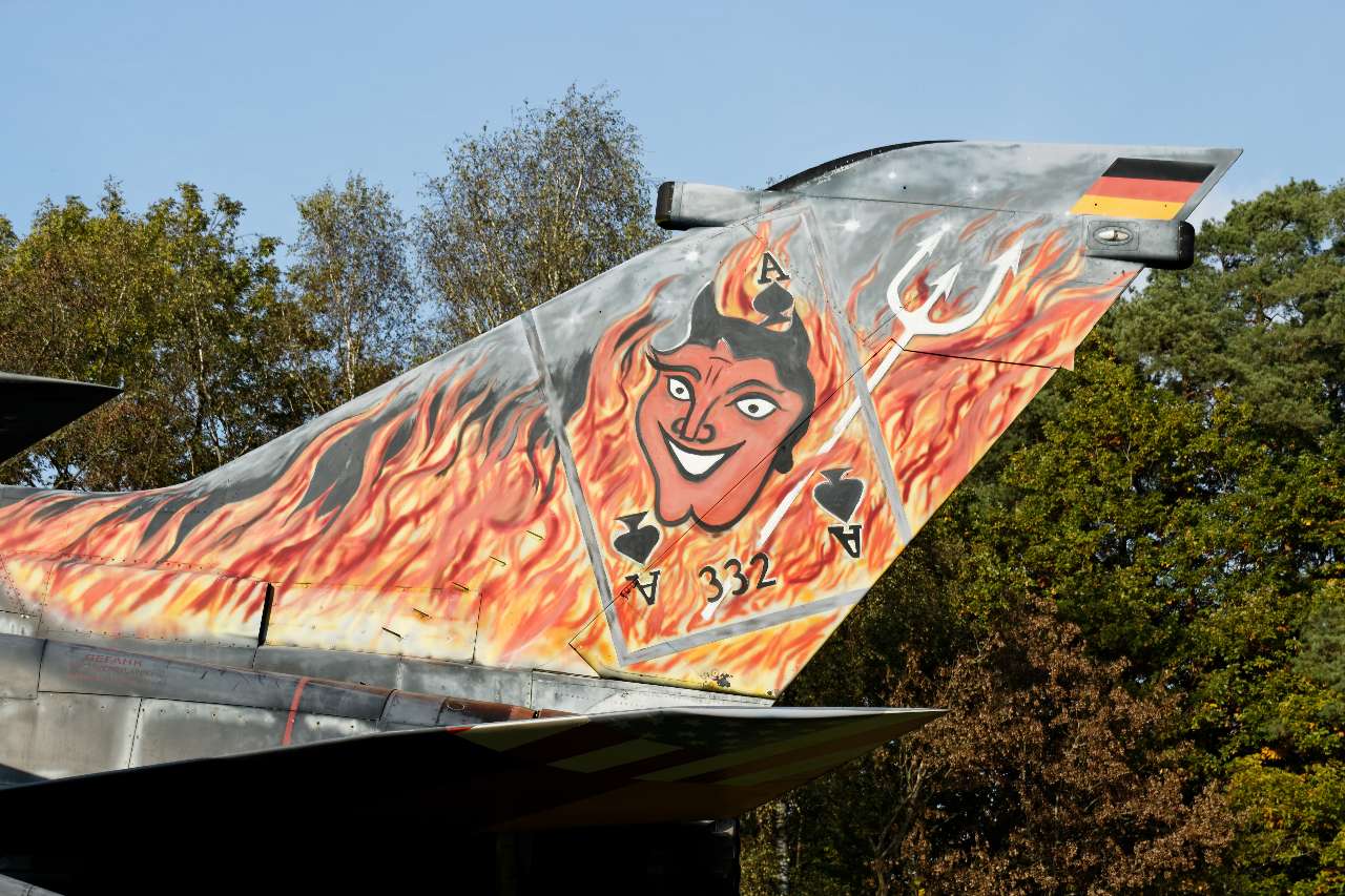 TORNADO Sonderlackierung Stab 03.jpg