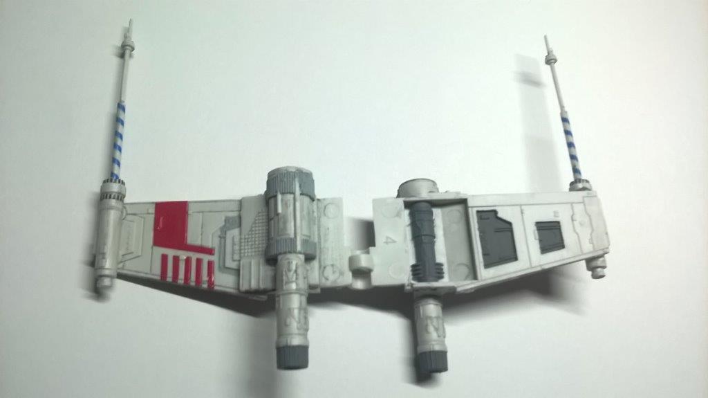 Die Decals die sich rundum um die Laserkanonen legen müssen benötigen Geduld und Unmengen an Decal-Soft