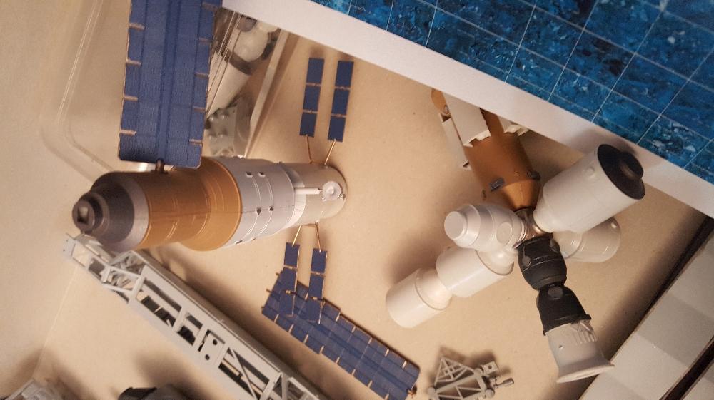 Habe Solarzellen gedrucht zum Bekleben der Panels - weiß aber nicht ob ich den Plan auch umsetze - habe erstmal gebrusht und Details von Hand mit Pinsel lackiert.