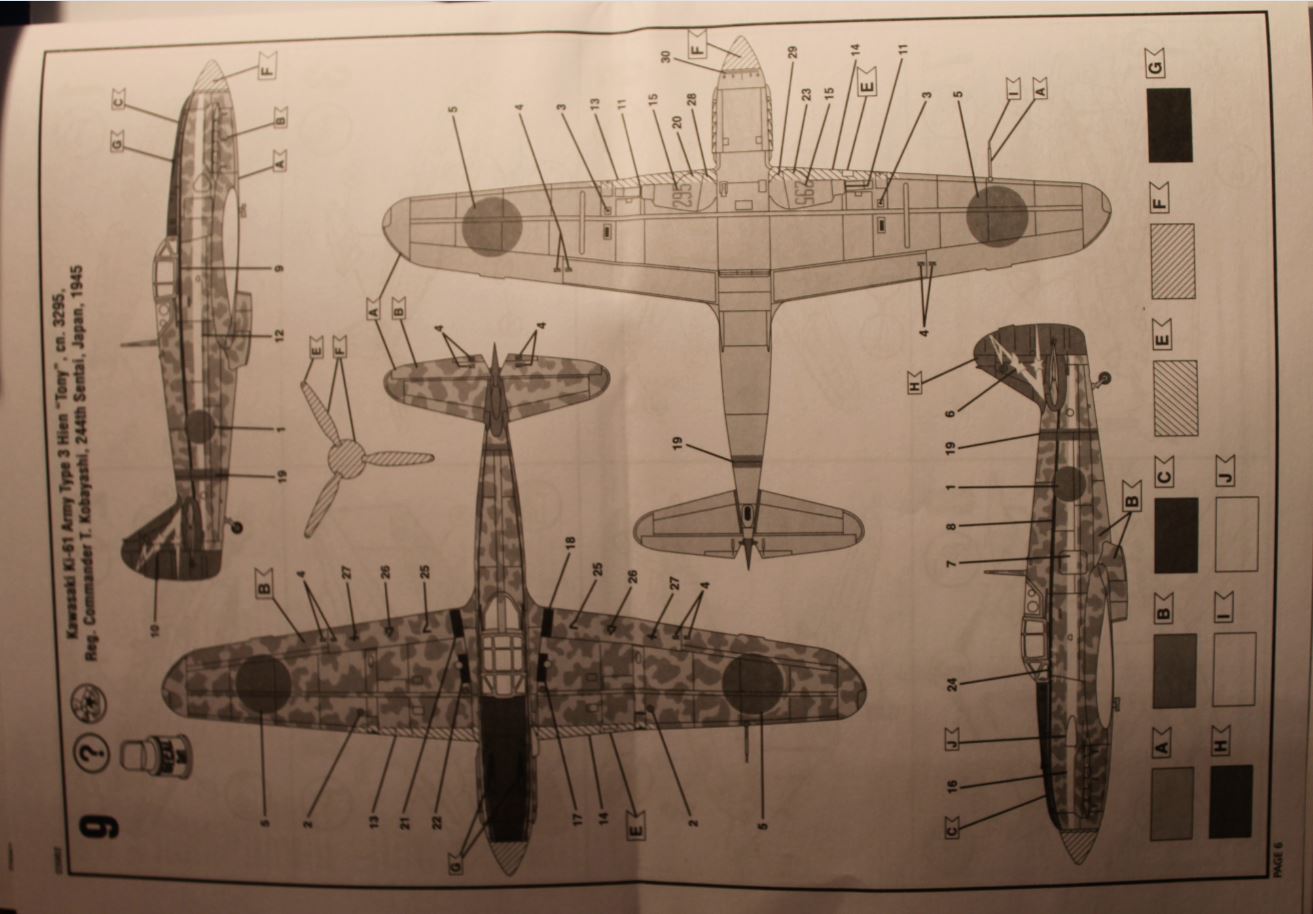 Ich habe eherlich gesagt noch keinen Plan, wie ich die Tarnung aufmale. Grundfarbe ist Aluminium, dann diese grünen Sprenkler. Wie krieg ich das hin? Hat da jemand eine Idee dazu? Ich hätte gedacht, dass ich das Modell mal komplett in Alu sprizte und dann die Tarnbemalung aufmale. Aber mit der Airbrush oder mit dem Pinsel?