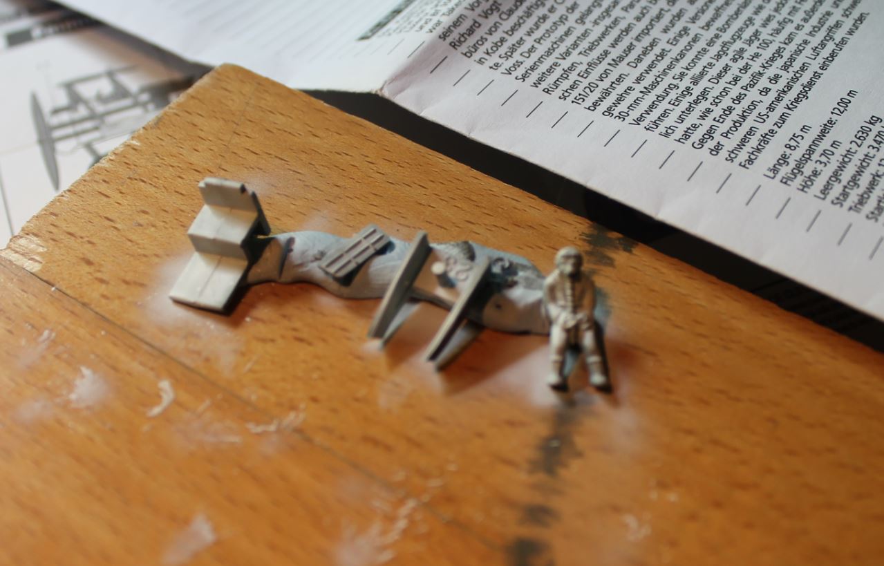 Knetmasse zur Fixierung der Kleinteile.