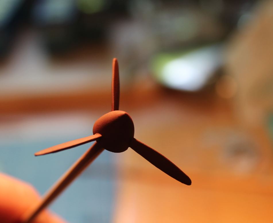 Der Propeller nun fertig lackiert. Kommt nun erstmal auf die Seite.