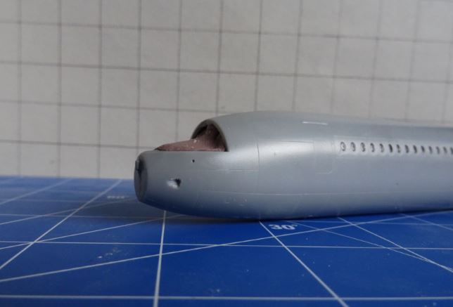 Aus dem Knetgummi soll ein Cockpit angedeutet werden