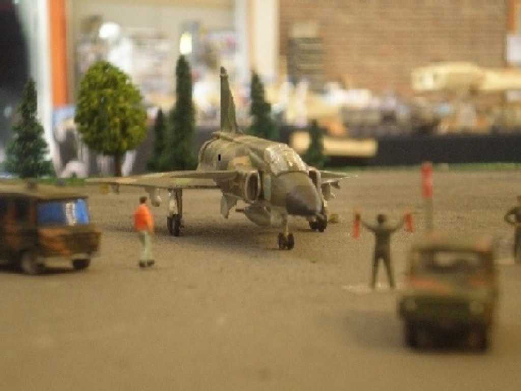 Saab Viggen beim einweisen durchs bodelpersonal ..und Fahrzeuge