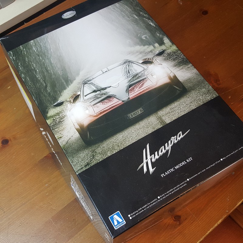 Der Karton ist ein Stülpkarton welcher die Aufbewahrung vom begonnen Bausatz zulässt.