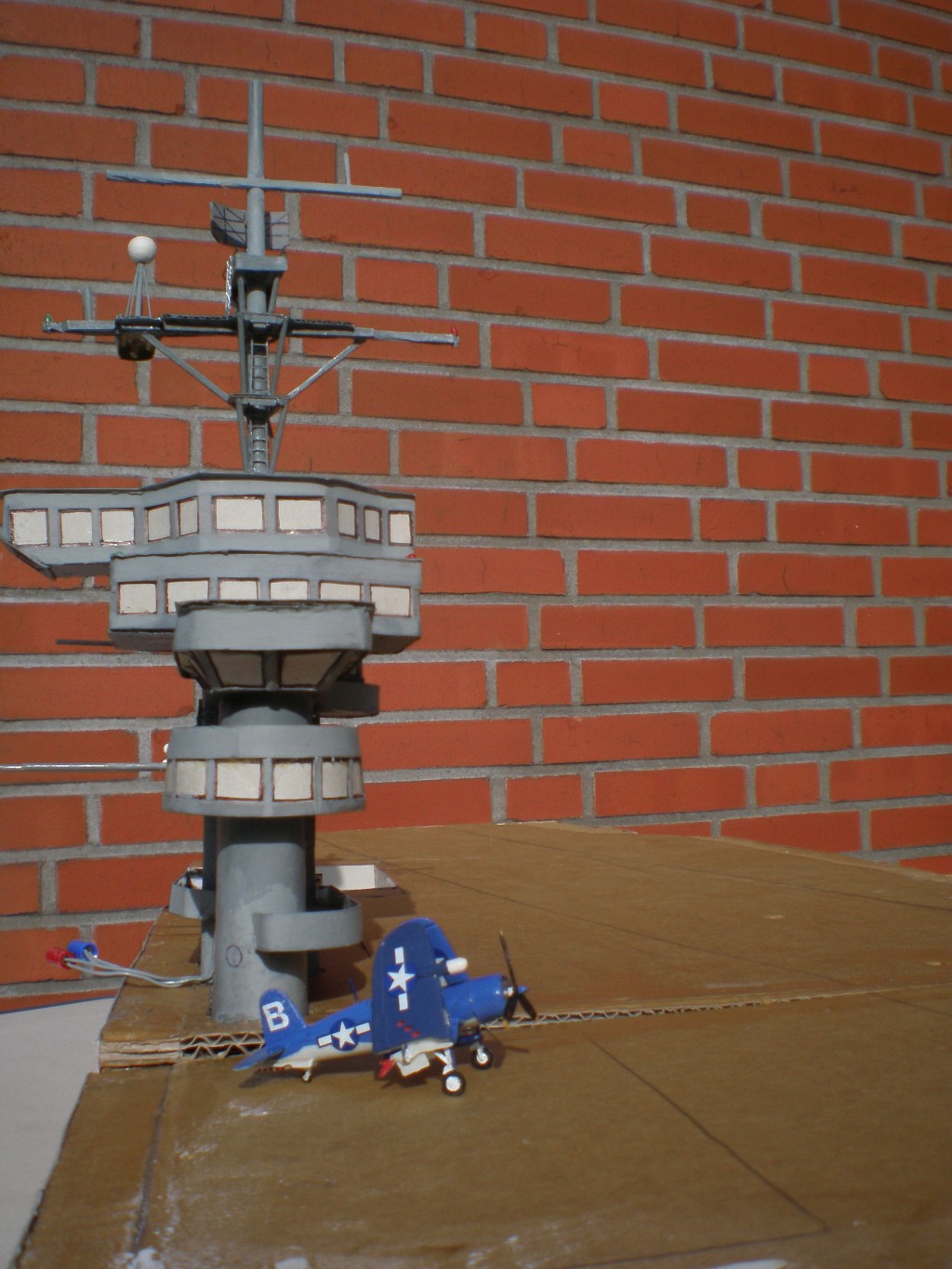 Als Grössenvergleich eine Vought A-7 Corsair vorm Tovergebäüde