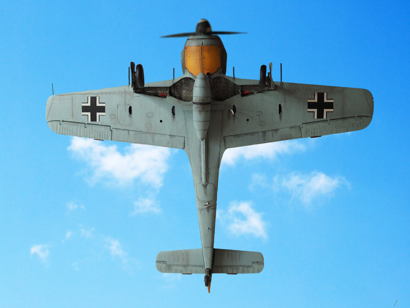 Im Flug von unten mit Himmel.jpg