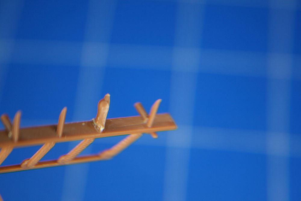 Die andere Stütze aus einem Rest Spritzast geschnitten und angeklebt.