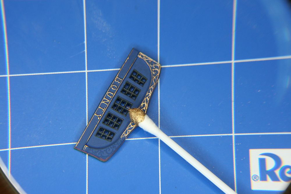 Den Q-Tio mit wenig Farbe auf dem Relief drehen.