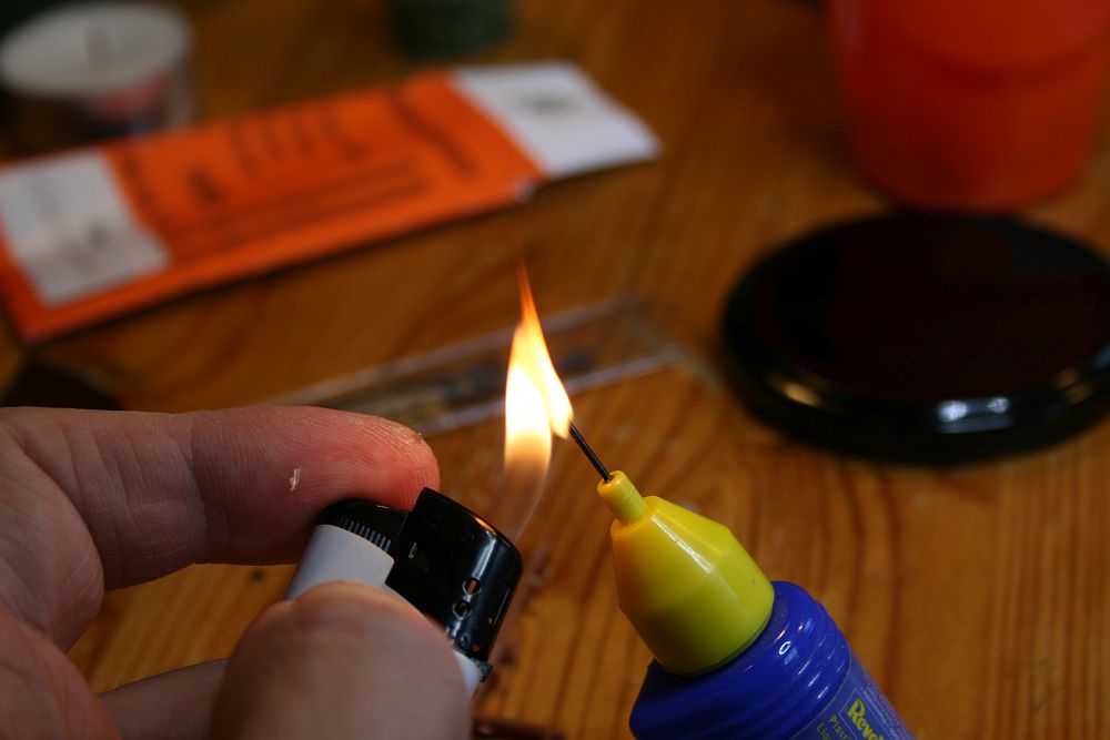 Übrigens, wenn die Kanüle vom Kleber mal verstopft ist, einfach freibrennen. <br />Nur die Nase nicht zu dicht dabei drüberhalten, rußt manchmal etwas.