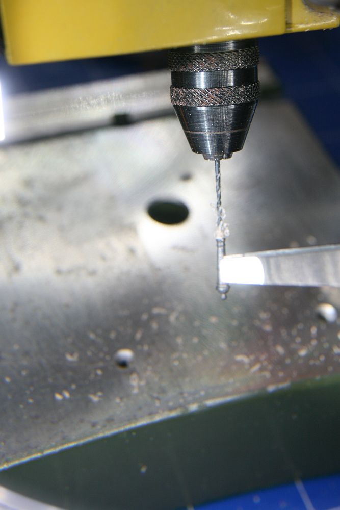 Mit Pinzette, Microbohrer und Proxxon an die Waffe,