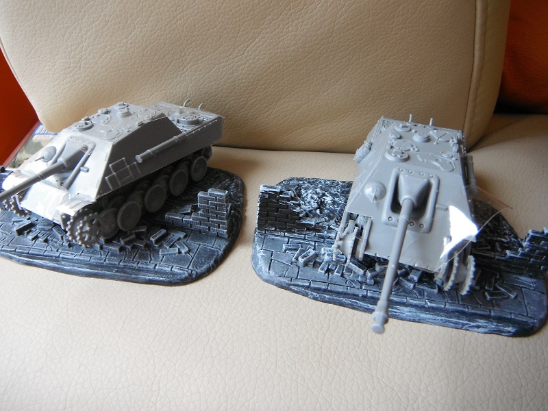 Das erste Bild von dem Vater/Tochter-Projekt habe ich zur gleichen Zeit wie die Bilder vom T-34 gemacht. Die Wanne ist frisch verklebt und wird mit Klebeband gehalten.