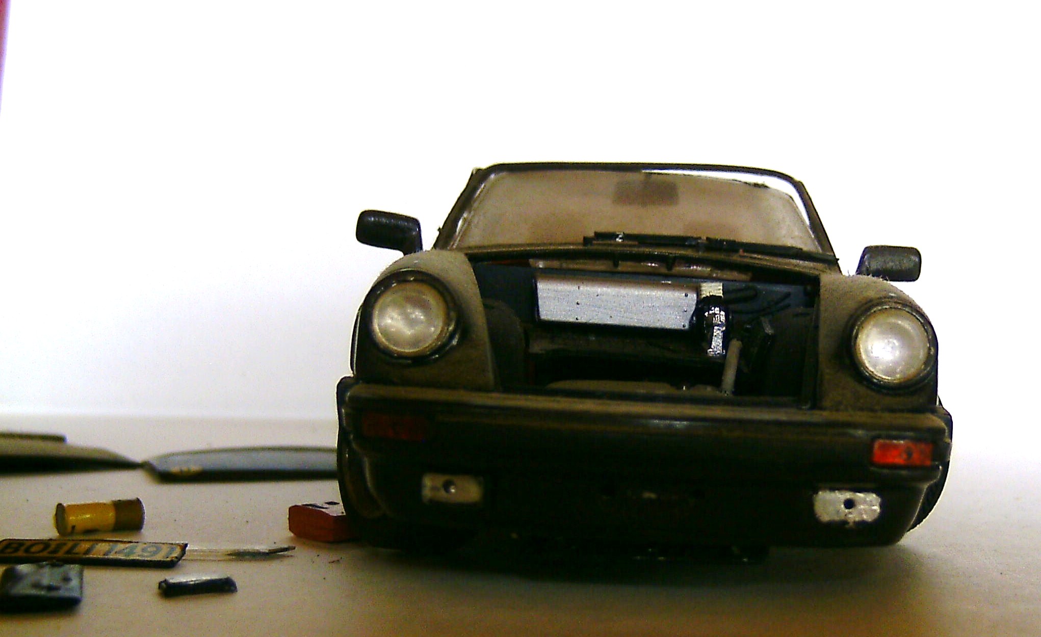 Die Frontscheibe ist auch herausgebrochen, zum Glück aber an einem Stück