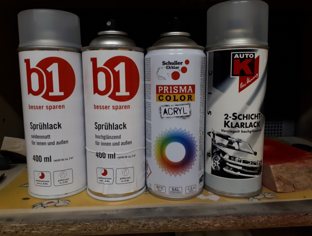 Rechts der schlimme Klarlack