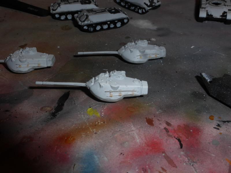 Die fertigen Railings. Im Hintergrund die Schützenpanzer mit Preshading