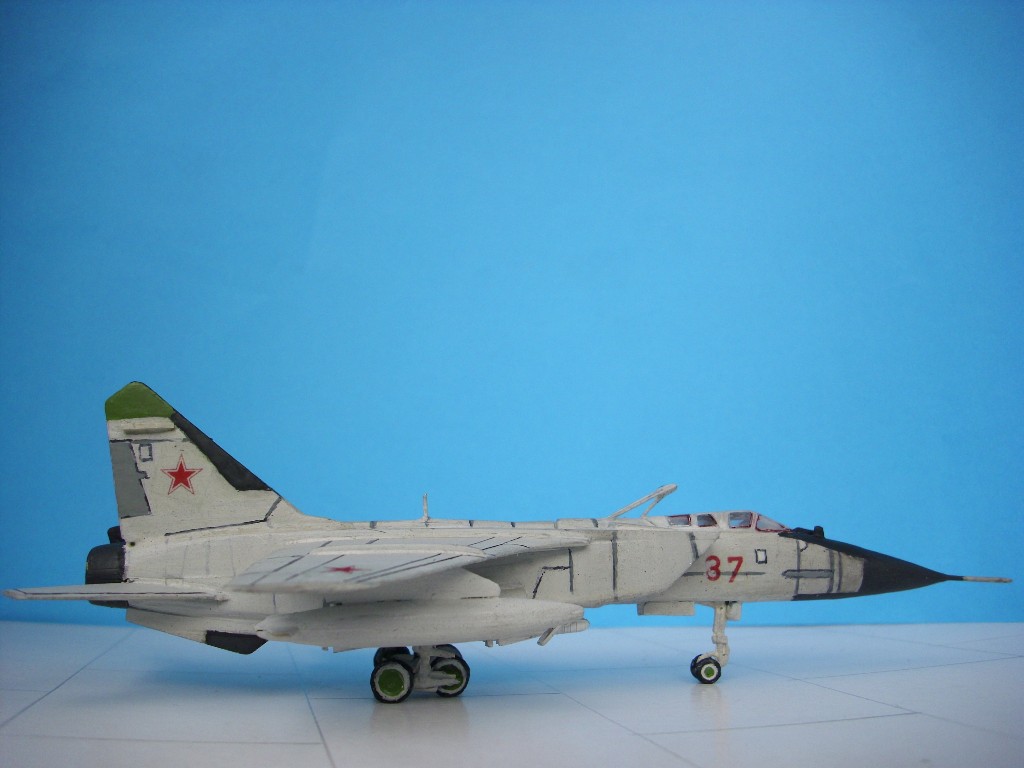 gut zu erkenne die mit einen Graurand versehenden -Reifen und offene lüftungsklappe