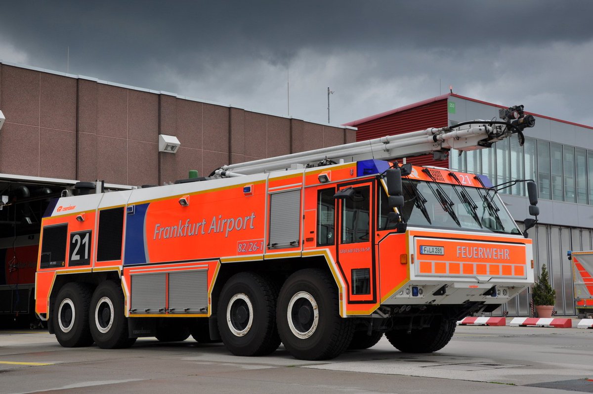 Hier ein aktueller Simba 8x8 mit dem besagten Löschteleskop <br />Quelle: https://pbs.twimg.com/media/DpzuQrKXoAA_YQS.jpg