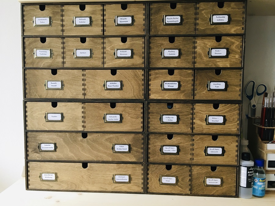 Die Kommoden mit Zubehör