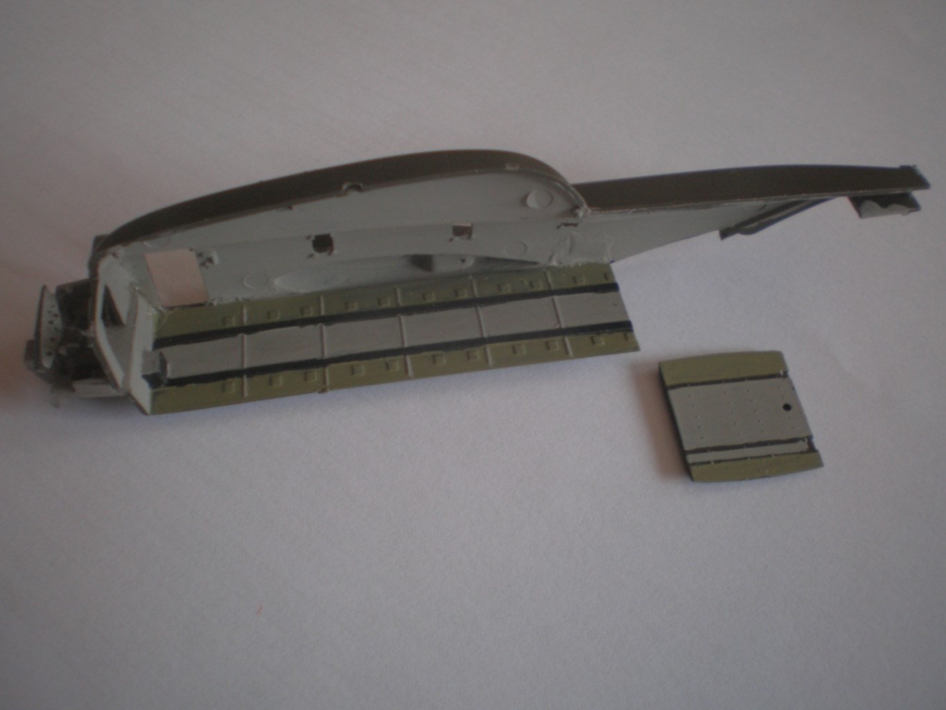 Zusammengebaute Bodenplatte mit cockpit  eingepasst an der Rumpfhälfte