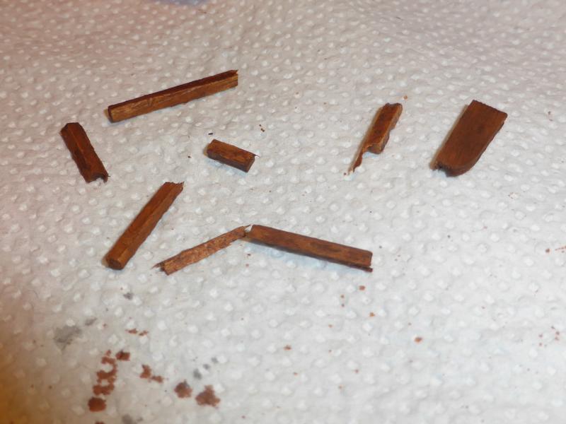 Holzstücke für die Untersicherung der Brücke