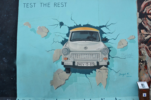 Berliner Mauer mit Trabi.JPEG