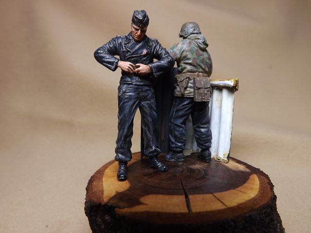 ... mit zweiter Figur, die gerade ihr Koppel schließt