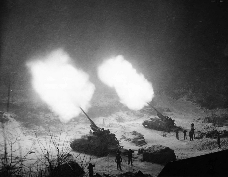 155mm-GMC-M40-Korea-19511126.jpg (351.79 KiB) 4831 mal betrachtet Quelle: https://upload.wikimedia.org/wikipedia/commons/1/1a/155mm-GMC-M40-Korea-19511126.jpg
